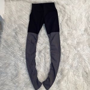 Alo Goddess Ruched Leggings Size: Medium Color: Black & Gray